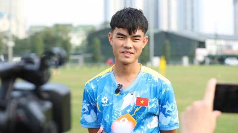 Trung vệ Hoàng Minh Hợi trả lời phỏng vấn. (Ảnh: VFF)