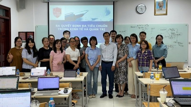 Phó Giáo sư, Tiến sĩ Lưu Quốc Đạt (thứ 8, từ phải sang trái), Trưởng nhóm Nghiên cứu mạnh trong buổi chia sẻ về mô hình ra quyết định đa tiêu chuẩn trong kinh tế và quản trị. 