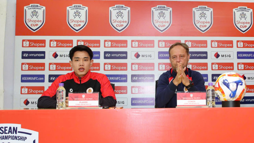 Huấn luyện viên Mano Polking và cầu thủ Nguyễn Đình Bắc tại buổi họp báo trước trận đấu. (Ảnh: VFF)