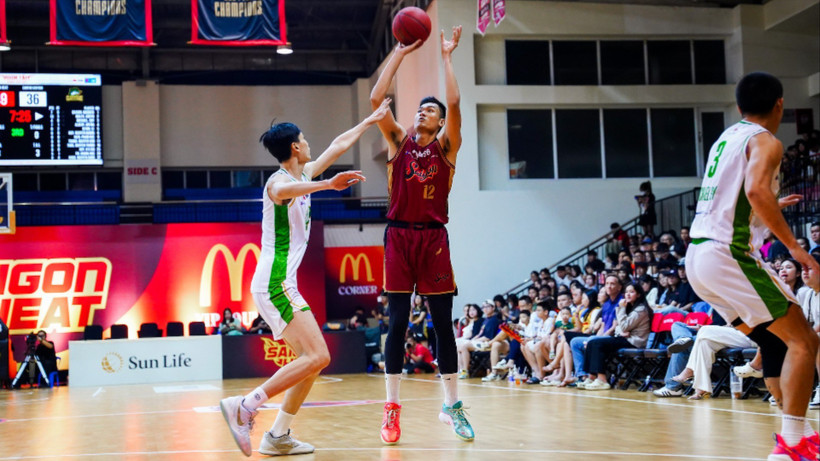 Nguyễn Huỳnh Phú Vinh có hai pha ném xa ở hiệp cuối giúp Saigon Heat đoạt chiến thắng. (Ảnh: VBA)