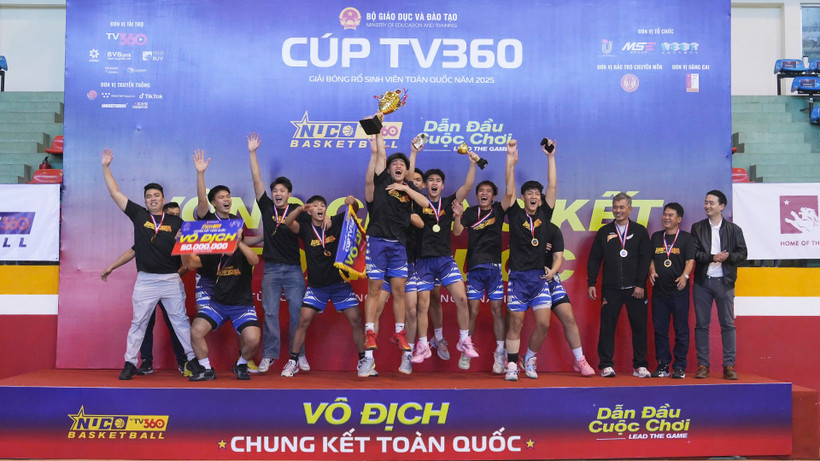 Đại học Đà Nẵng lên ngôi vô địch nam. 