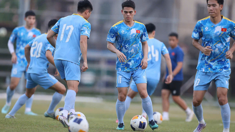Đội trưởng của U22 Việt Nam Khuất Văn Khang tập luyện cùng các đồng đội tại Bangkok. (Ảnh: VFF)