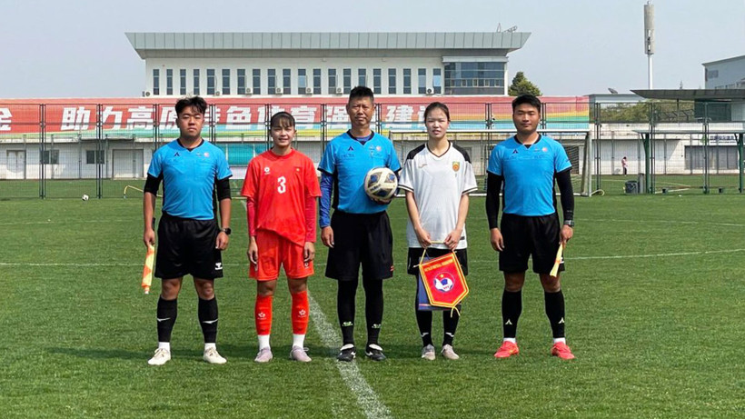 Đội trưởng hai đội cùng ban trọng tài trước trận đấu. (Ảnh: VFF)