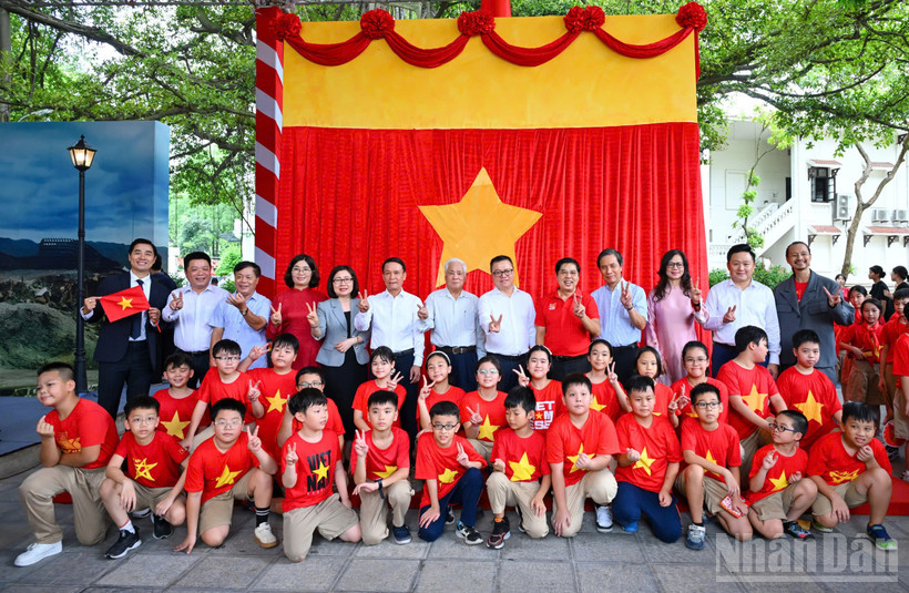 Các đại biểu cùng các em học sinh tại Lễ giới thiệu Triển lãm tương tác “80 năm rạng rỡ non sông – Con đường Độc lập”.