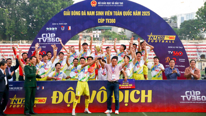 Sinh viên Đại học Huế ăn mừng cùng chiếc cúp vô địch.