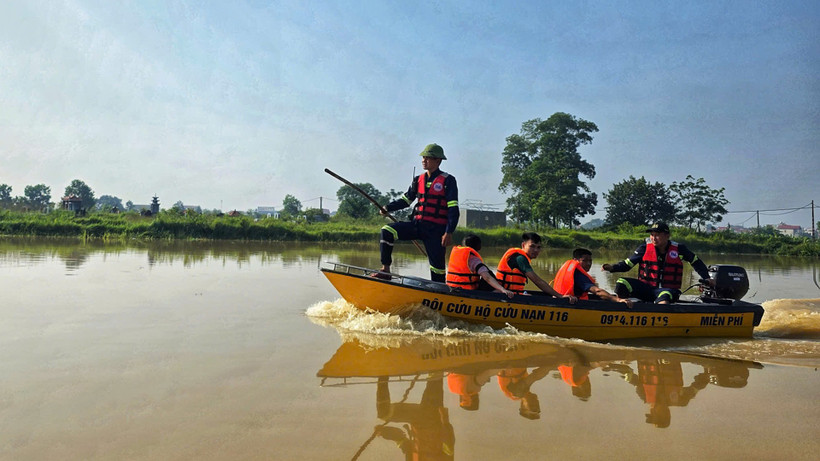 Đội Cứu hộ Cứu nạn đường thủy 116 tiến vào vùng lũ thực hiện công tác cứu hộ, cứu nạn, hỗ trợ bà con.