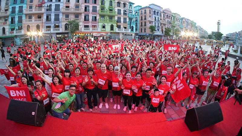 Giải chạy “BNI Run mở rộng” thu hút hơn 800 người tham gia. 
