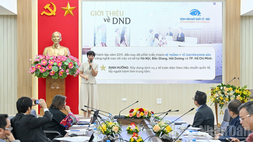 Hội đồng Giám khảo lắng nghe phần thuyết trình, sau đó phản biện và đối thoại với đại diện dự án tại Vòng Chung kết, ngày 15/11. (Ảnh: THỦY NGUYÊN)