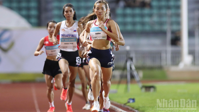 Hoàng Thị Oanh vượt các đối thủ trên đường chạy. (Ảnh: HOÀNG MINH)
