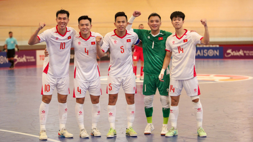 Các thành viên đội tuyển futsal Việt Nam ăn mừng bàn thắng vào lưới Liban. (Ảnh: VFF)