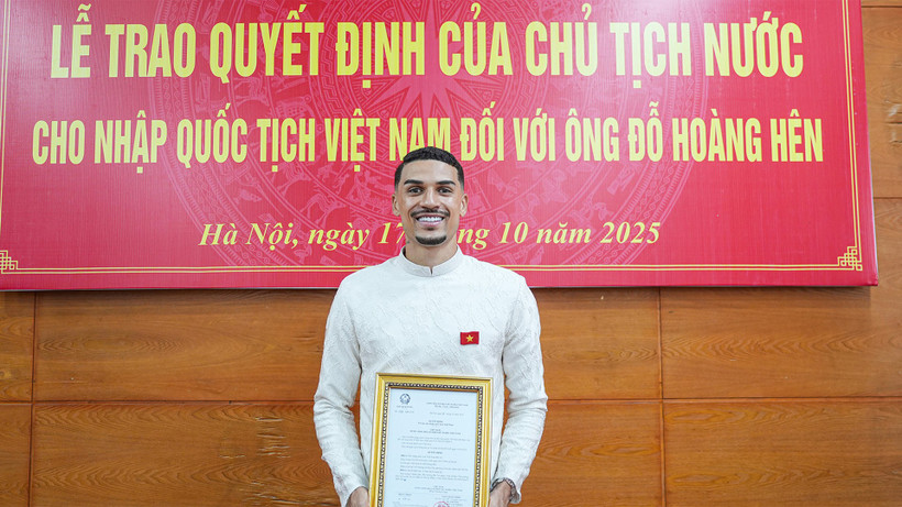 Cầu thủ Đỗ Hoàng Hên nhận quyết định nhập quốc tịch Việt Nam. 