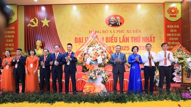 Lãnh đạo Thành ủy Hà Nội tặng hoa chúc mừng Đại hội Đảng bộ xã Phú Xuyên.