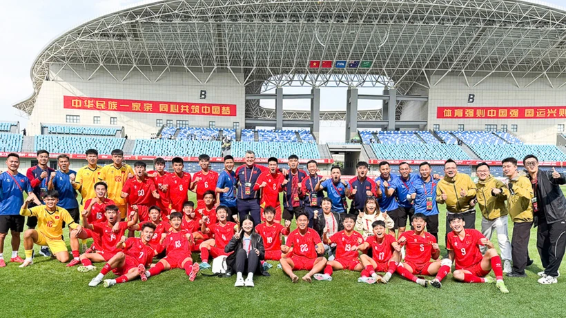 Niềm vui của thầy trò huấn luyện viên Cristiano Roland sau cuộc lội ngược dòng thắng 2-1 U16 Saudi Arabia. (Ảnh: VFF)