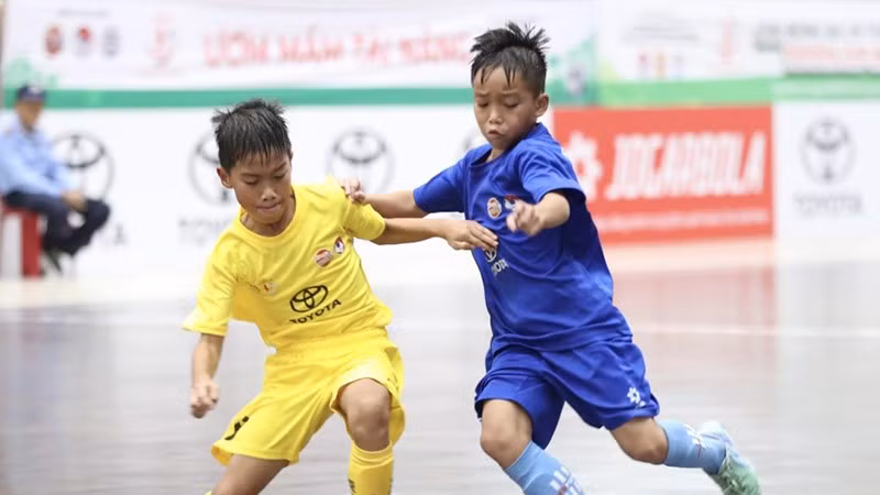 U9 Việt Hùng Thanh Hoá (xanh) chiếm lĩnh hoàn toàn thế trận trước U9 Hà Nội. (Ảnh: VFF)