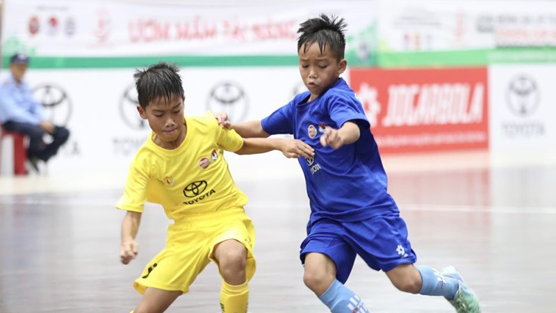 U9 Việt Hùng Thanh Hoá (xanh) chiếm lĩnh hoàn toàn thế trận trước U9 Hà Nội. (Ảnh: VFF)