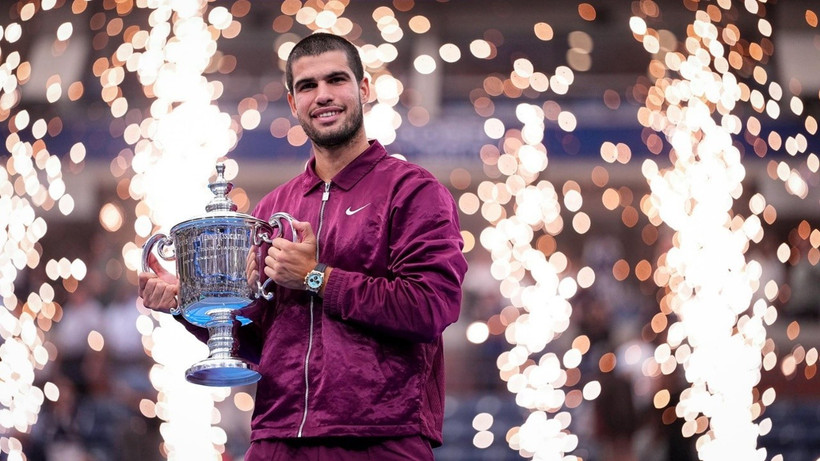 Carlos Alcaraz cầm trên tay chiếc Cup vô địch US Open 2025. (Ảnh: USTA)