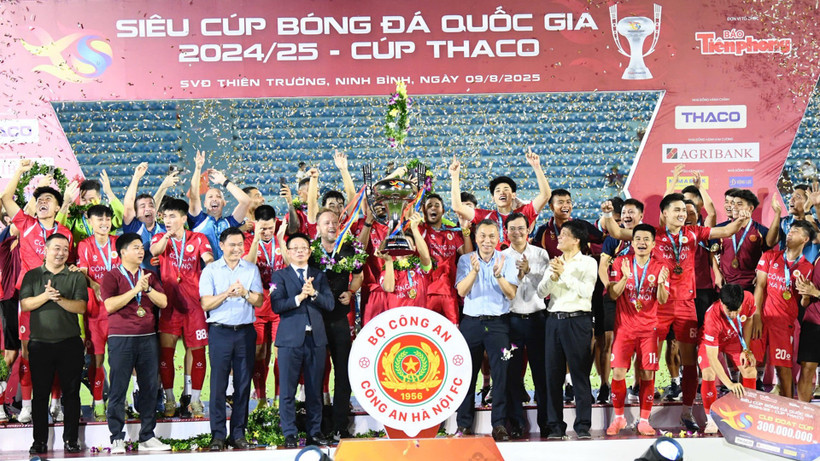 Các thành viên câu lạc bộ Công an Hà Nội ăn mừng cùng chiếc cúp danh giá. (Ảnh: VFF)