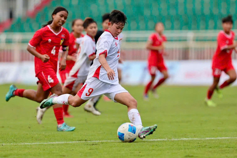 U19 nữ Việt Nam (áo trắng) thi đấu áp đảo U19 nữ Lào. (Ảnh: VFF)