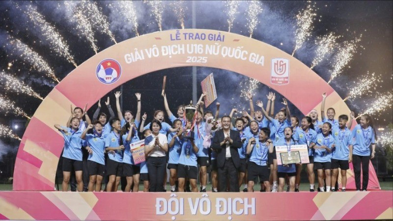 Các cô gái U16 Hà Nội trên bục nhận cúp vô địch. (Ảnh: VFF)