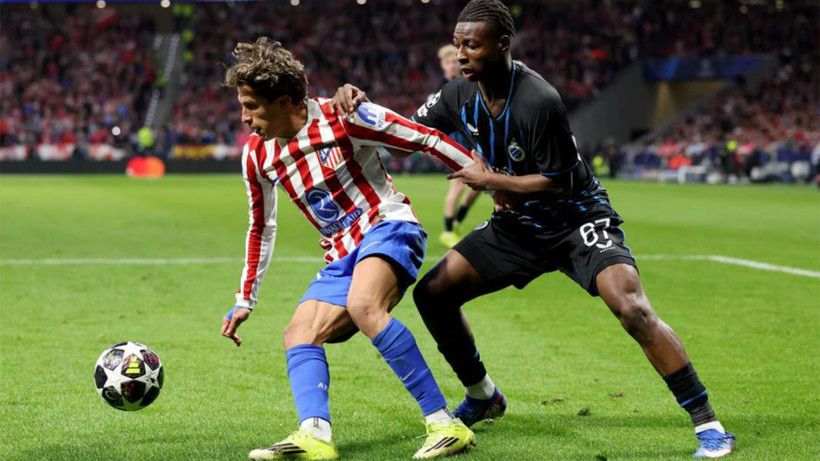 Giuliano Simeone vượt qua sự truy cản của hậu vệ Club Brugge. (Ảnh: UEFA)