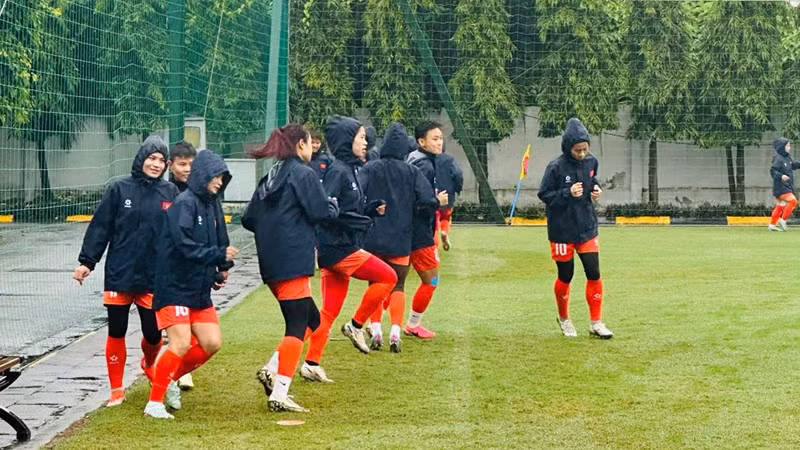Các cầu thủ tập luyện dưới thời tiết mưa nhẹ. (Ảnh: VFF)