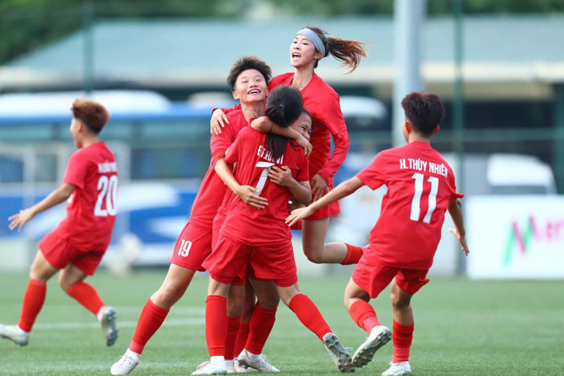 Các cô gái U16 nữ Hà Nội ăn mừng chiến thắng trước Phong Phú Hà Nam. (Ảnh: VFF)
