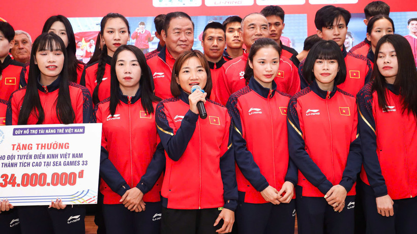 Đại diện đội tuyển điền kinh Việt Nam gửi lời cảm ơn Liên đoàn Điền kinh Việt Nam và các nhà tài trợ vì phần thưởng. 