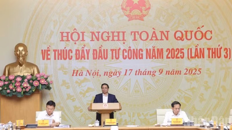 Thủ tướng Phạm Minh Chính chủ trì Hội nghị toàn quốc thúc đẩy đầu tư. (Ảnh: Trần Hải)