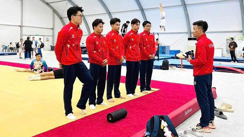 Đội tuyển thể dục dụng cụ Việt Nam trong buổi tập làm quen với sàn đấu nơi diễn ra giải thể dục dụng cụ vô địch châu Á 2025. (Ảnh: MS)