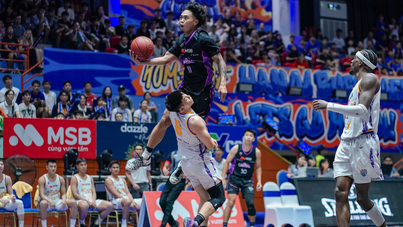 Hanoi Buffaloes lội ngược dòng trước Nha Trang Dolphins. 