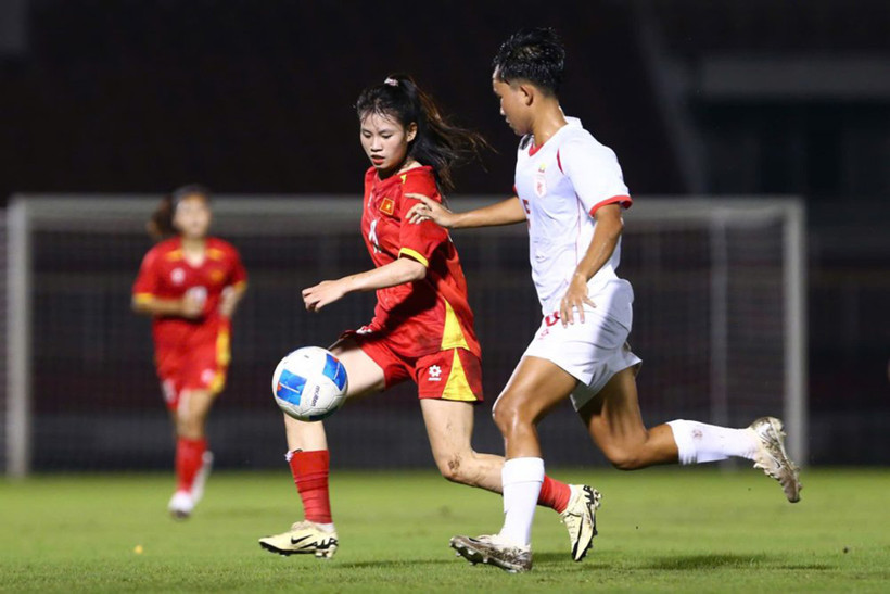 U19 nữ Việt Nam (áo đỏ) khởi đầu thuận lợi tại Giải vô địch U19 nữ Đông Nam Á 2025. (Ảnh: VFF)
