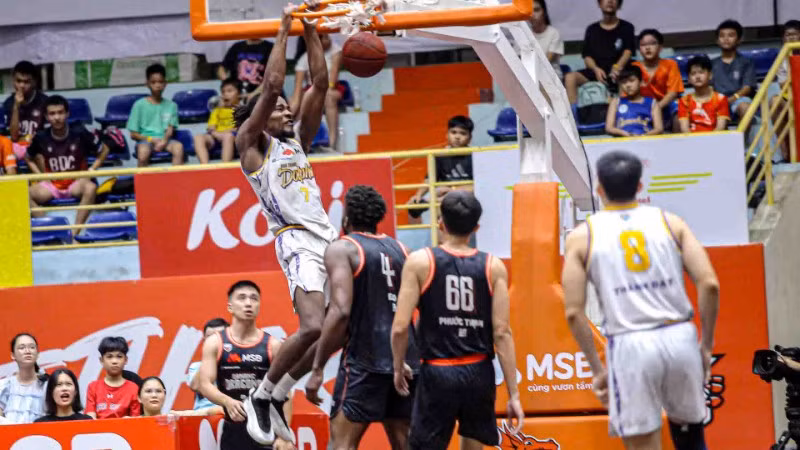 Mykal Jenkins úp rổ trước dàn cầu thủ Danang Dragons. (Ảnh: VBA)