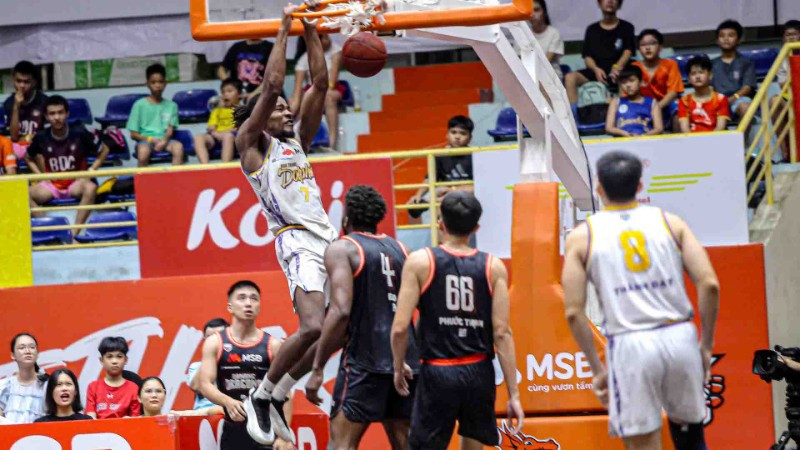 Mykal Jenkins úp rổ trước dàn cầu thủ Danang Dragons. (Ảnh: VBA)