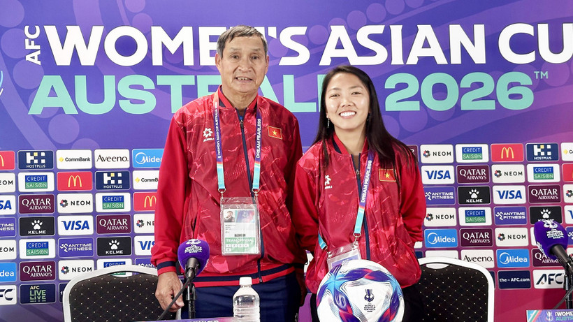 Huấn luyện viên Mai Đức Chung và cầu thủ Huỳnh Như tại buổi họp báo trước trận đấu gặp Ấn Độ. (Ảnh: VFF)