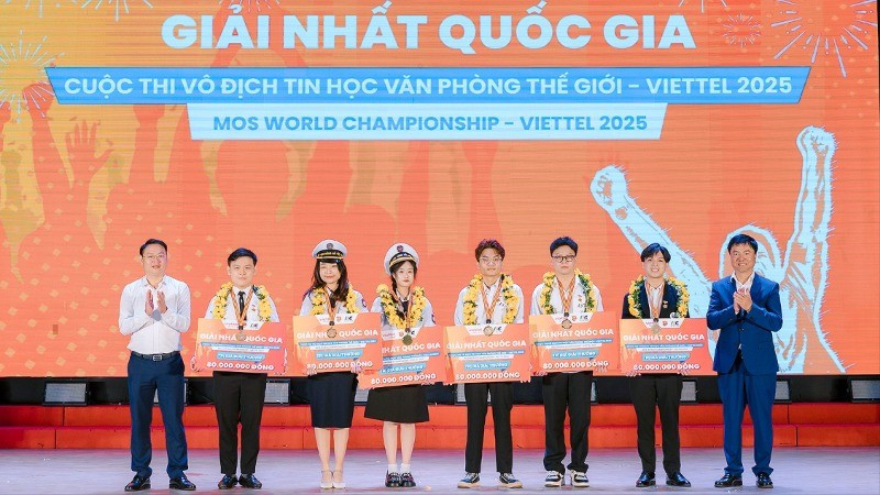 Ban tổ chức trao giải Nhất cấp quốc gia tặng 6 thí sinh tiêu biểu mùa giải năm nay.