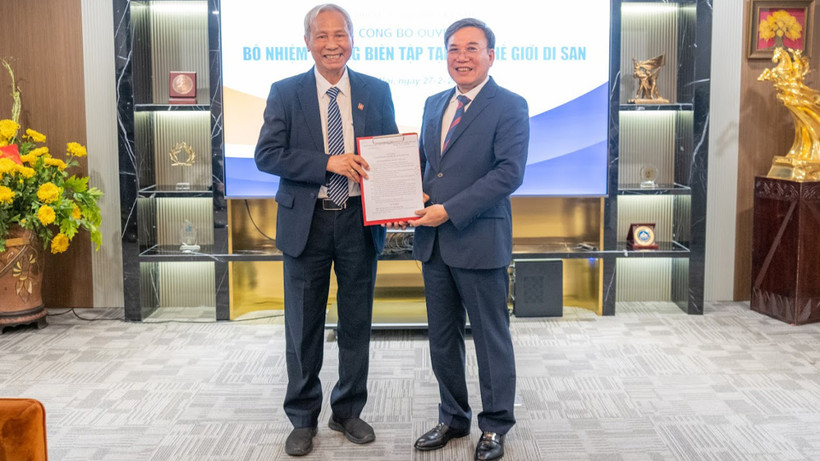 Phó Giáo sư, Tiến sĩ Đỗ Văn Trụ, Chủ tịch Hội Di sản Văn hóa Việt Nam (trái) trao quyết định cho Thạc sĩ, nhà báo Trịnh Thanh Giảng. 