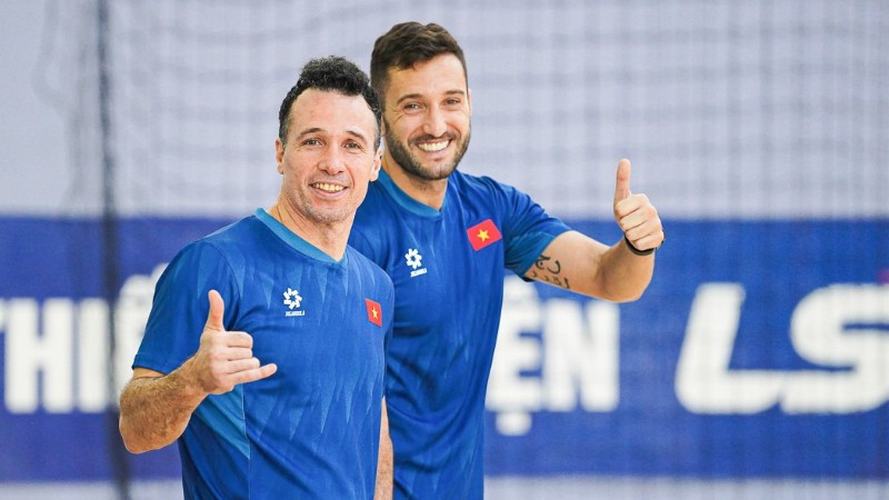 Huấn luyện viên Diego Giustozzi cùng cộng sự. (Ảnh: VFF)