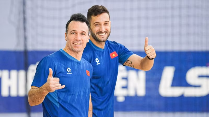 Huấn luyện viên Diego Giustozzi cùng cộng sự. (Ảnh: VFF)