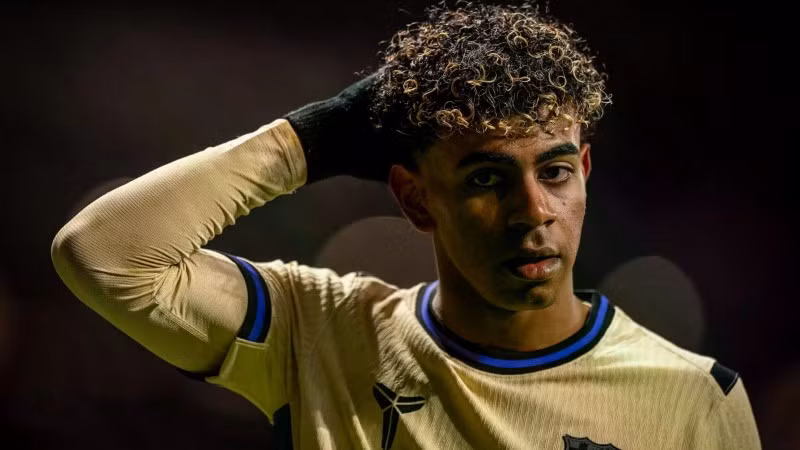 Lamine Yamal cùng các đồng đội bất lực trước sự hưng phấn của Atletico Madrid. (Ảnh: Barca FC)