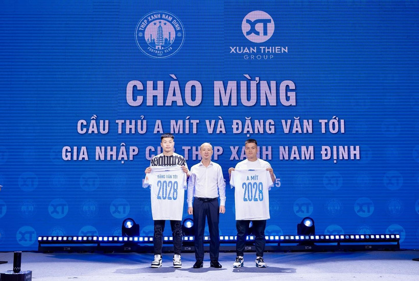 Hai tân binh Đặng Văn Tới (trái) và A Mít chính thức gia nhập Thép Xanh Nam Định. (Ảnh: TXNĐ)