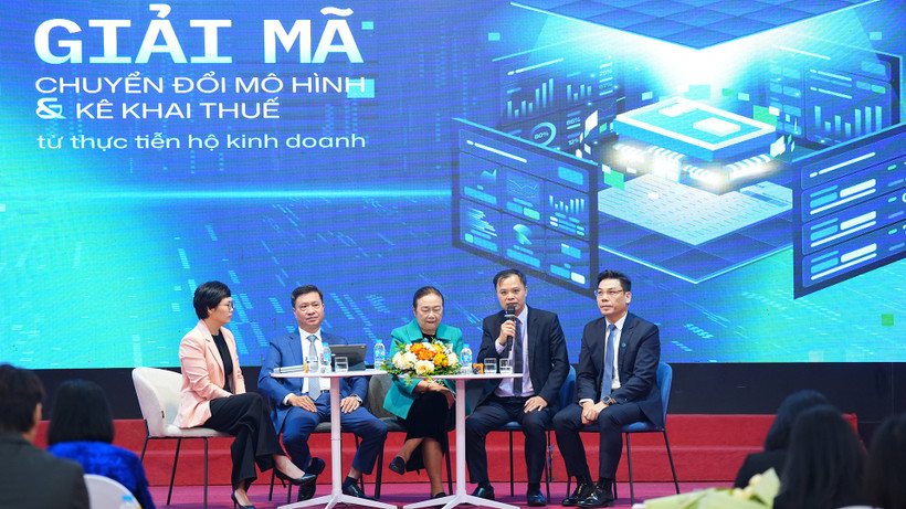 Đại diện các cơ quan quản lý, chuyên gia giải đáp thắc mắc của các hộ kinh doanh. 