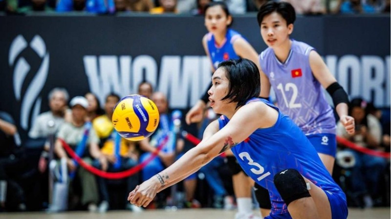 Thanh Thúy và các đồng đội đã chơi nỗ lực trước sức ép khủng khiếp của Ba Lan. (Ảnh: VolleyballWorld)