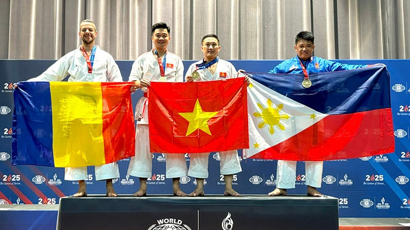 Đoàn Thể thao Công an nhân dân nhận Huy chương Vàng nội dung đồng đội nam Karate. 