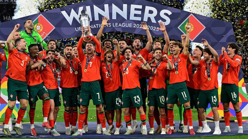Ronaldo cùng các đồng đội nâng cao chiếc cúp vô địch. (Ảnh: UEFA)
