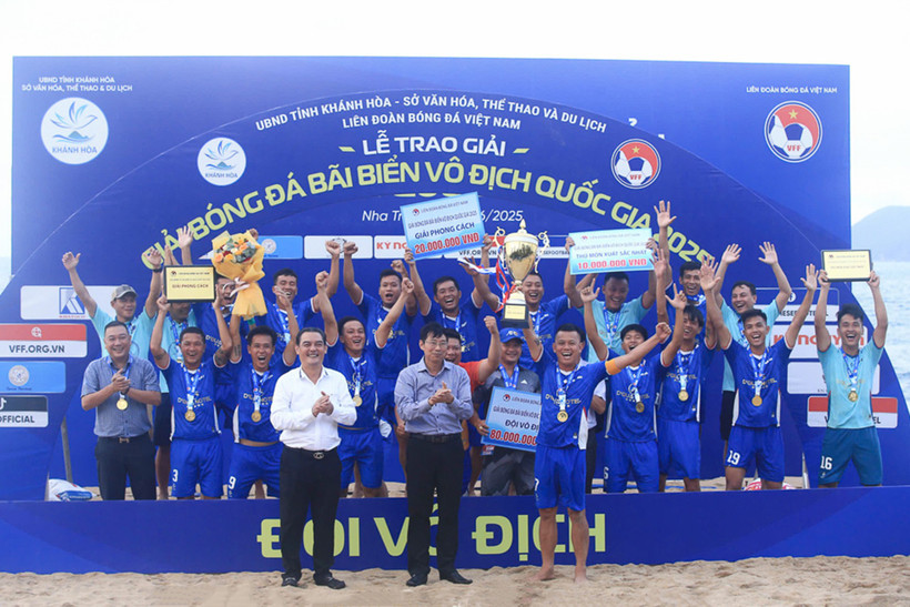Khánh Hòa nâng chiếc cúp vô địch Giải bóng đá bãi biển vô địch quốc gia 2025. (Ảnh: VFF)
