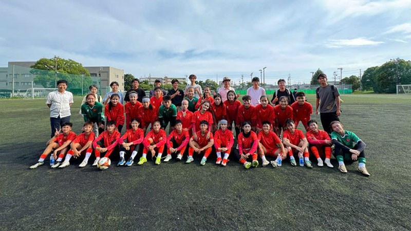 Các cầu thủ U20 nữ Việt Nam chụp hình cùng một số du học sinh Việt Nam tại Trường đại học Shizuoka. (Ảnh: VFF)