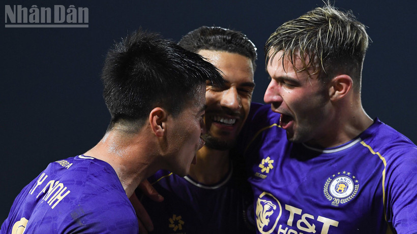 Các cầu thủ Hà Nội ăn mừng bàn thắng. (Ảnh: TRẦN HẢI)