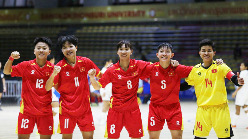 Các cô gái futsal Việt Nam ăn mừng chiến thắng ở trận chung kết. (Ảnh: VFF)