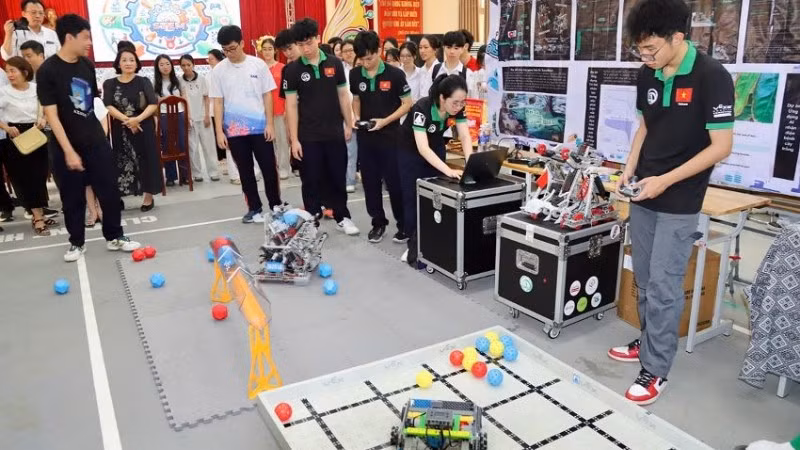 Màn trình diễn robot của các đội thi dự thi.