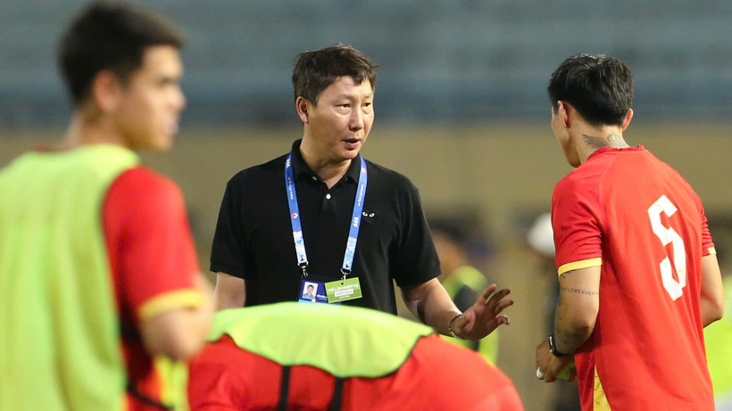 Huấn luyện viên Kim Sang Sik dặn dò các học trò trong trận đấu gặp Bangladesh. 
